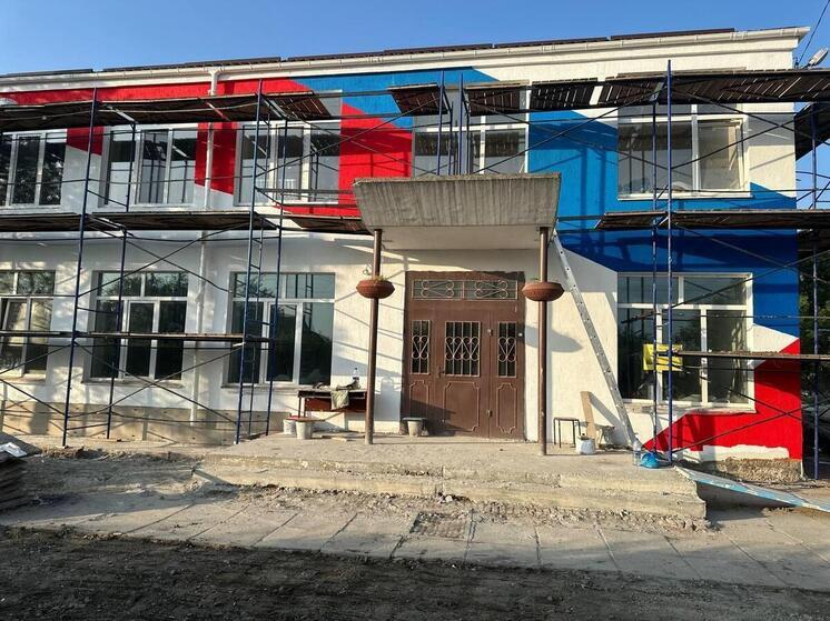 Школу в запорожском Токмаке окрасят в цвета российского флага