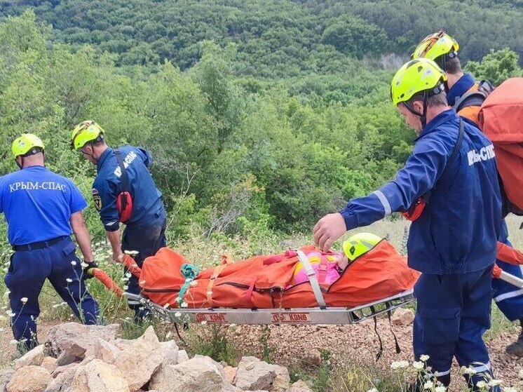 В горах Крыма спасатели помогли женщине с травмой ноги