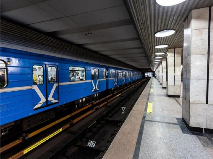 В метро Новосибирска остановили поезда из-за падения пассажира на рельсы