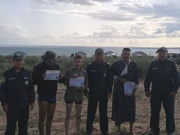 В Туве на озере Торе-Холь  троих парней  унесло течением на надувном матрасе