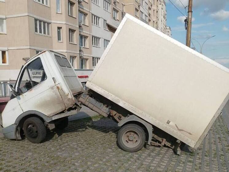 «Приунывшая» на улице Неделина «Газель» стала достопримечательностью Липецка