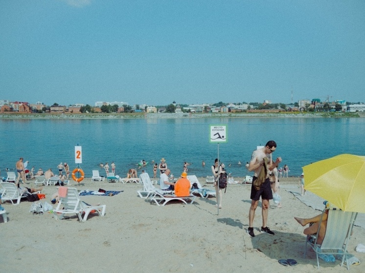 Томичи в жару проводят время у воды на «Семейкином острове»