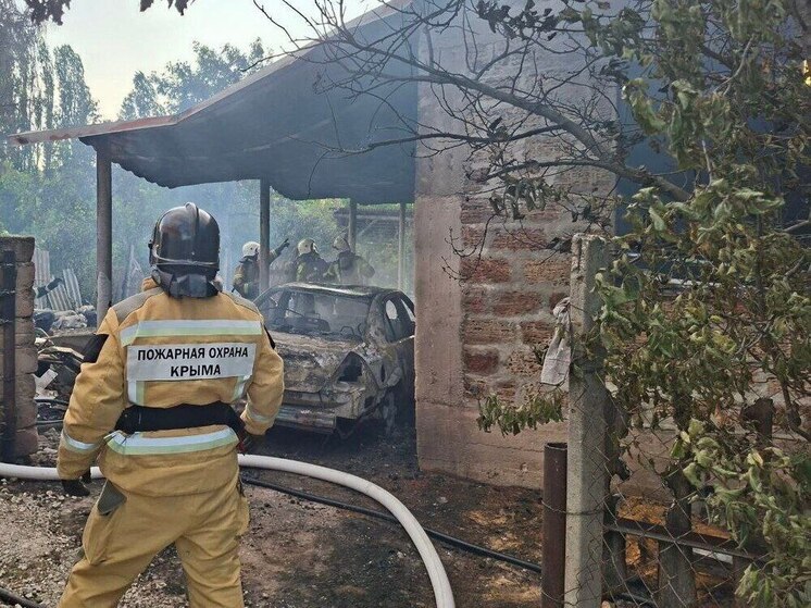 В крымском селе Богатое сгорели автомобиль и часть жилого дома