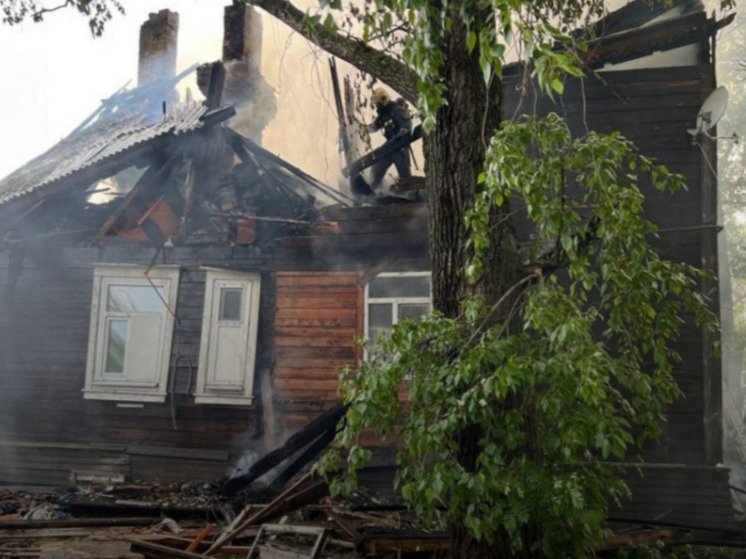 Двое погибли при пожаре в жилом доме в Архангельске