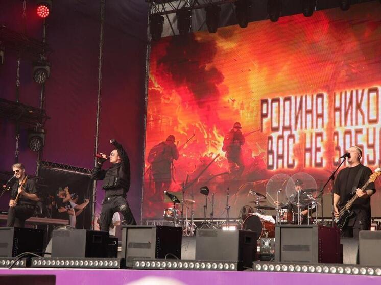 В Новосибирске исполнитель героических хитов Radio Tapok произвел фурор на фестивале «Черника»