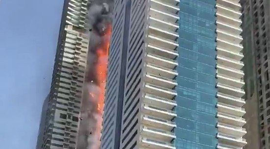 67-этажный небоскреб в Дубае охватил пожар: видео