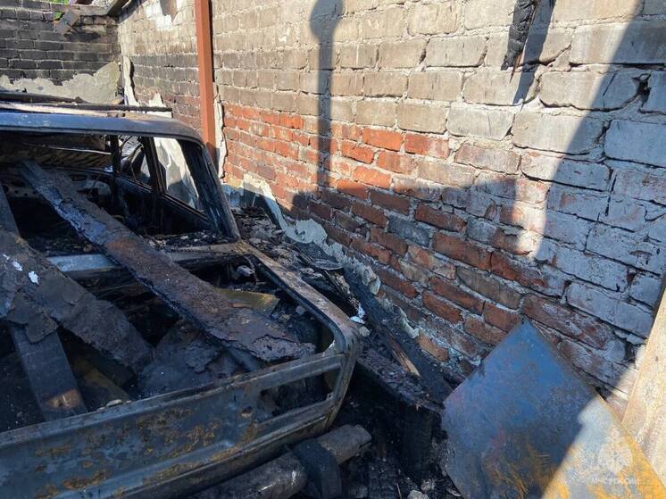 Калининградские спасатели потушили гараж со сгоревшими «Жигулями»