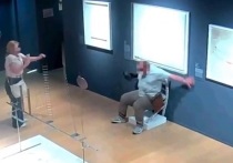 Музей Палаццо Маффеи сообщил, что один из посетителей учреждения сломал экспонат "стул Ван Гога", когда садился, чтобы сфотографироваться