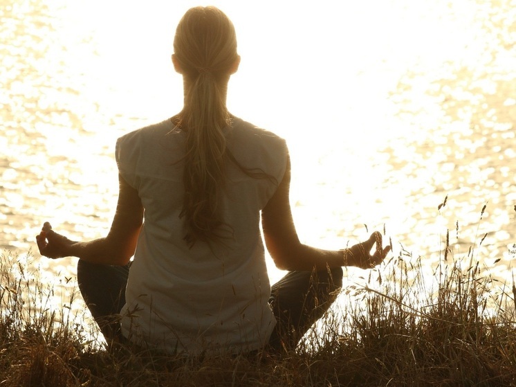 Стилист Ченг порекомендовала не носить фиолетовое с красным