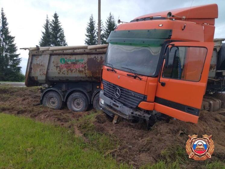В Тверской области водитель легковушки потерял управление и въехал в фуру