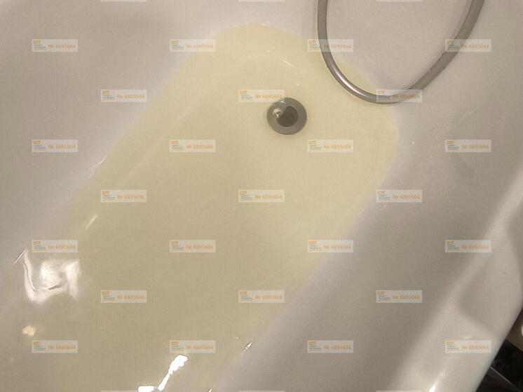 Жители Кировского района пожаловались на желтую воду из-под крана