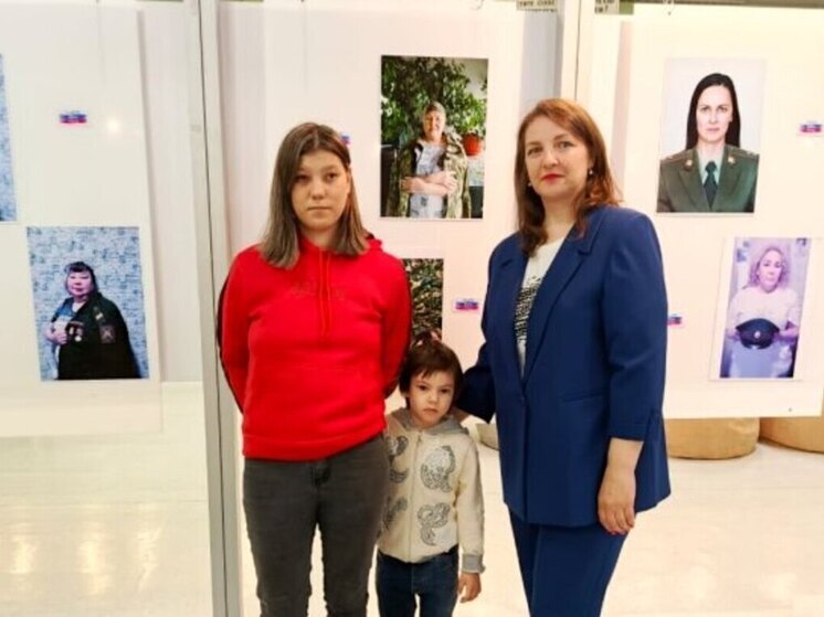Фотовыставка портретов жён и матерей участников СВО открылась в Билибино