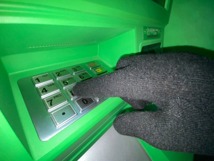 В Смоленске дворник после беседы с мошенником потерял около 890 000 рублей