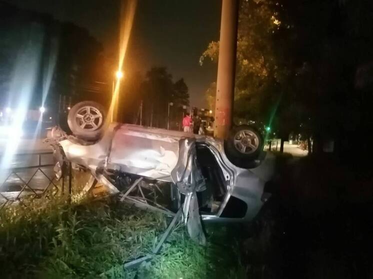 В Хабаровске иномарка вылетела в кювет и опрокинулась
