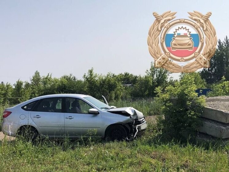 В Калининске водителю стало плохо за рулём и он врезался в бетонные плиты