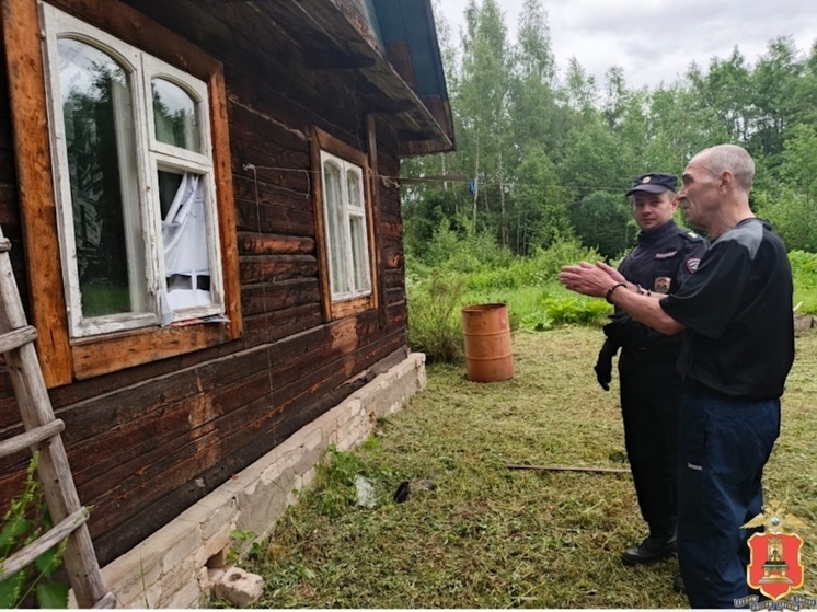 Житель Тверской области, чтобы попасть в дома, выбивал окна или вырывал доски