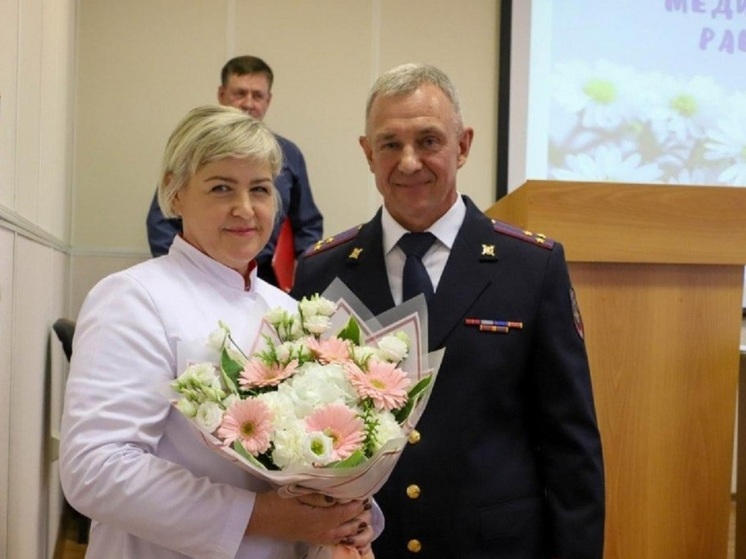 Сотрудники УМВД поздравили псковских врачей с профессиональным праздником