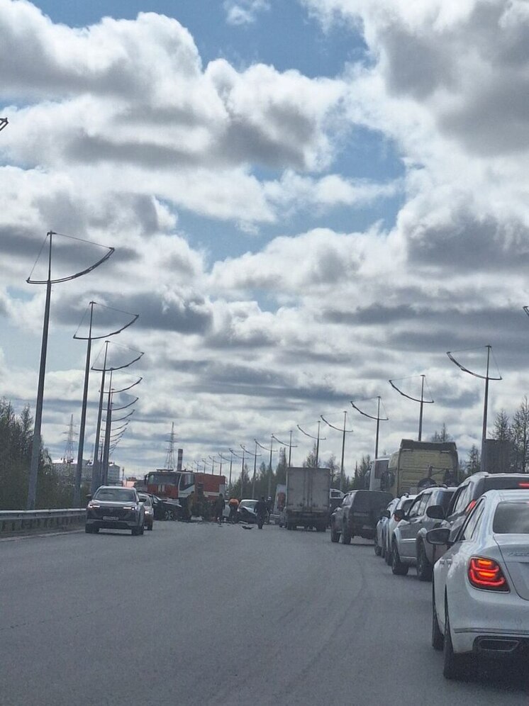 Огромная пробка сковала Объездную из-за жесткого ДТП в Новом Уренгое