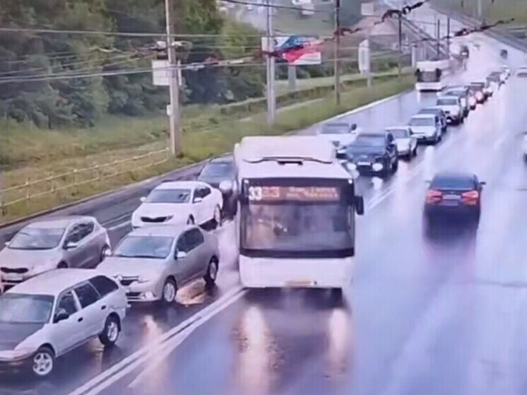 В Чебоксарах водитель автобуса объехал пробку по встречке