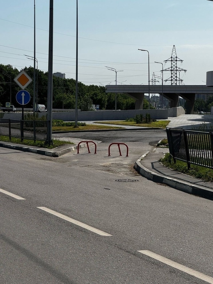 Липчане обсуждают парковку, на которую нельзя заехать