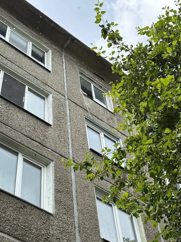  В Ачинске 4-летняя девочка выпала из окна 5 этажа и погибла