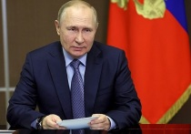 Президент России Владимир Путин рассказал, что офтальмологи в прошлом рекомендовали ему носить очки, но он отказался