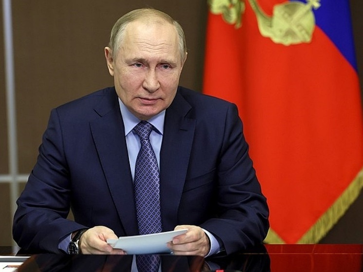 Путин рассказал, как отказался носить очки