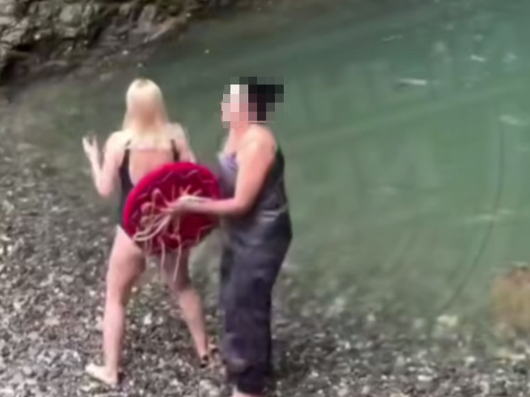 Две женщины устроили экстравагантные танцы с бубном у водопада в Сочи