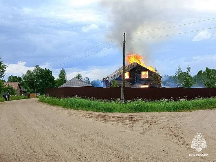 В Андреапольском округе вспыхнул жилой дом