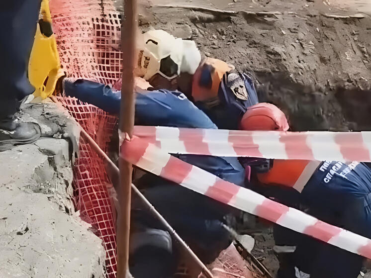 Томские спасатели помогли мужчине, упавшему в строительный котлован