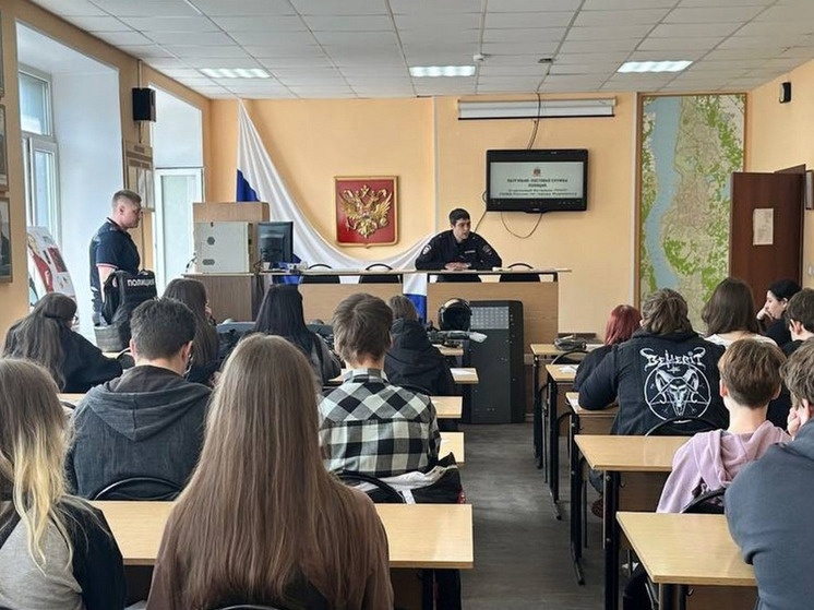 Мурманские полицейские провели экскурсию для студентов колледжей