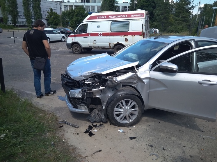 В Бобровском районе Воронежской области столкнулись два легковых автомобиля