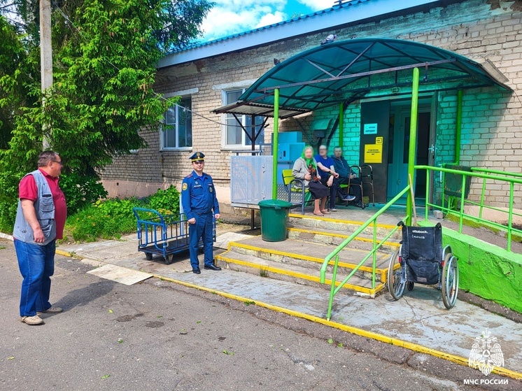 Сотрудники МЧС провели учения в Кардымовском доме-интернате