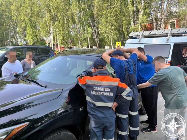 В Белорецке спасатели вытащили двухлетнего ребенка из машины