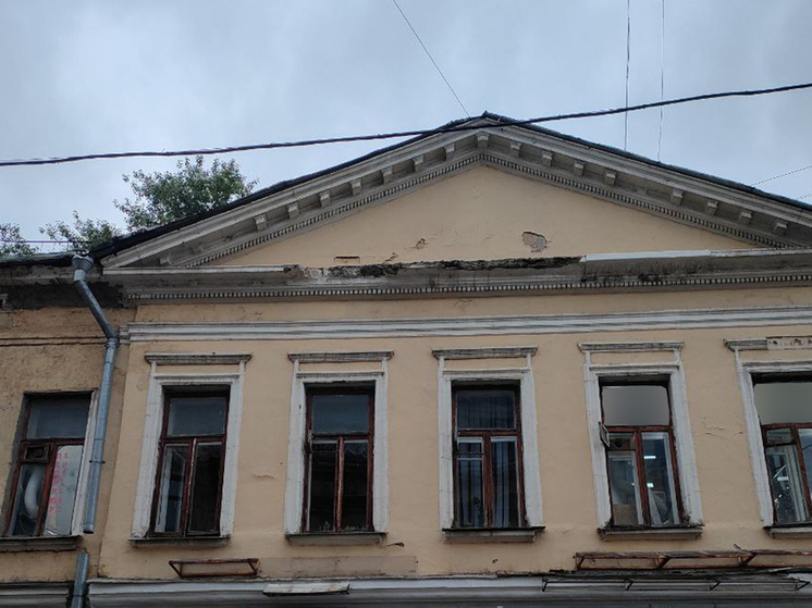 Офисное здание в центре столицы в Большом Спасоглинищевском переулке начало рассыпаться прямо на головы проходивших мимо людей 15 июня