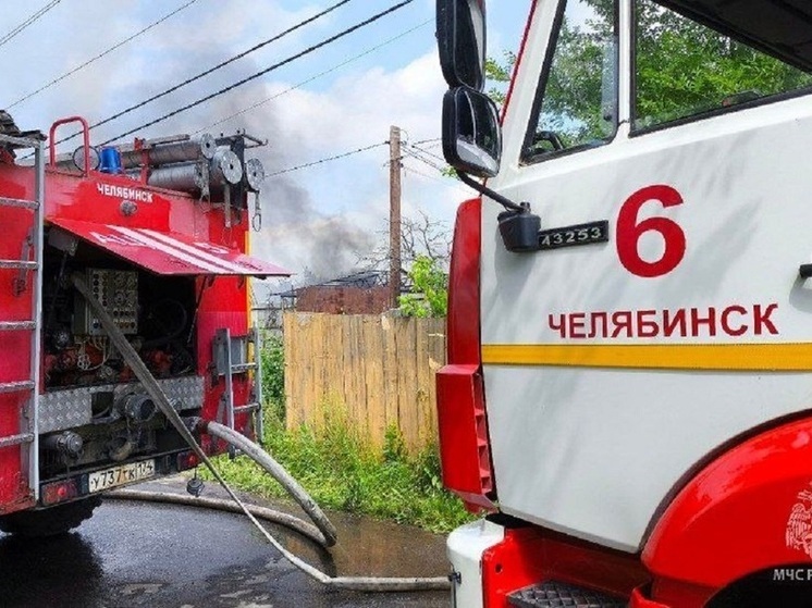 В садовом товариществе Челябинска загорелся дом
