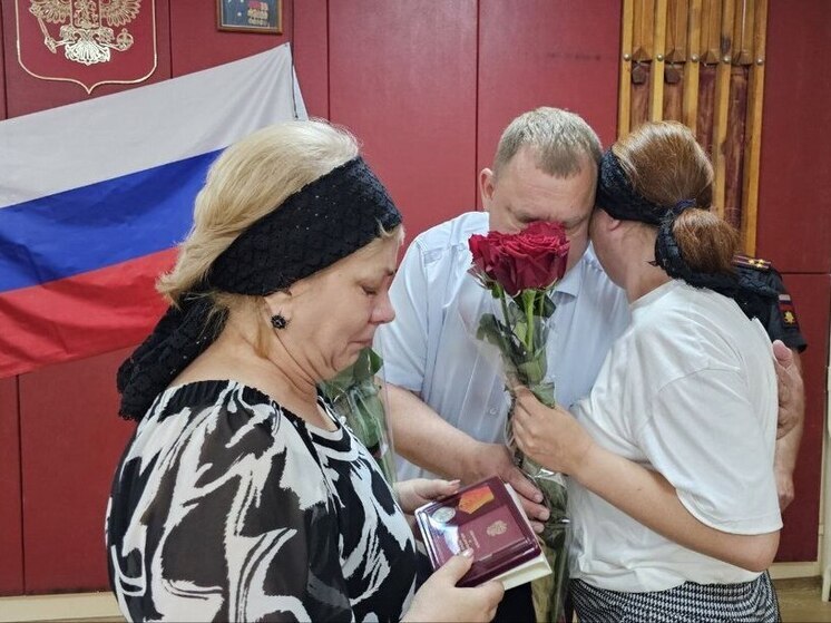 «Мы с болью склоняем головы»: глава Предгорья передал награды семьям погибших бойцов