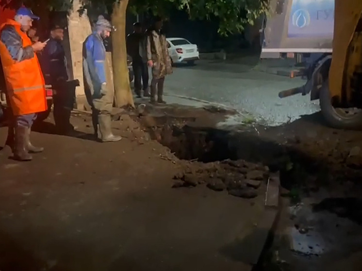 В столице Осетии из-за разлома канализационной трубы обвалился грунт