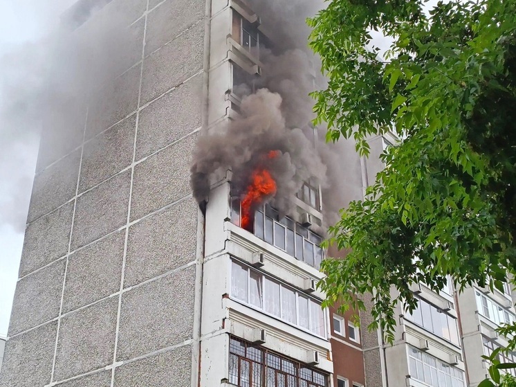 При пожаре на Бисертской в Екатеринбурге пострадали два человека