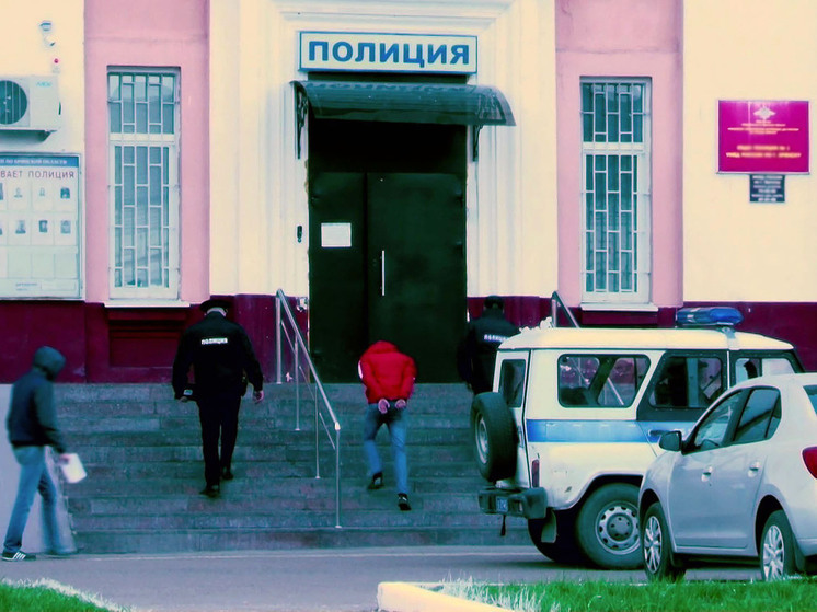 Пьяная курянка набросилась на полицейских после избиения детей