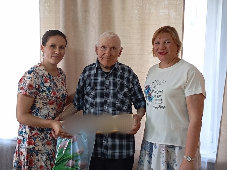 В Ибресинском округе ветерана войны Василия Иванова поздравили с 99-летием