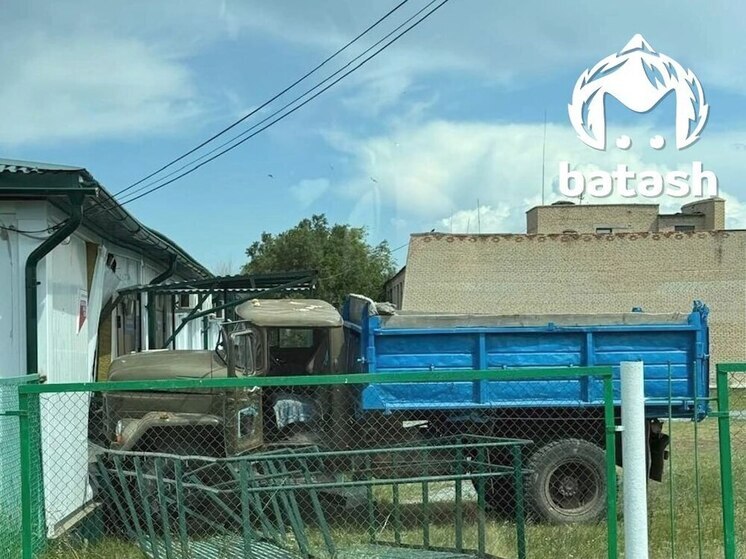 В Баймакском районе грузовик въехал в здание больницы