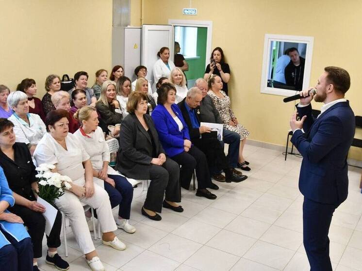 Специалистов Псковской межрайонной больницы поздравили с профессиональным праздником