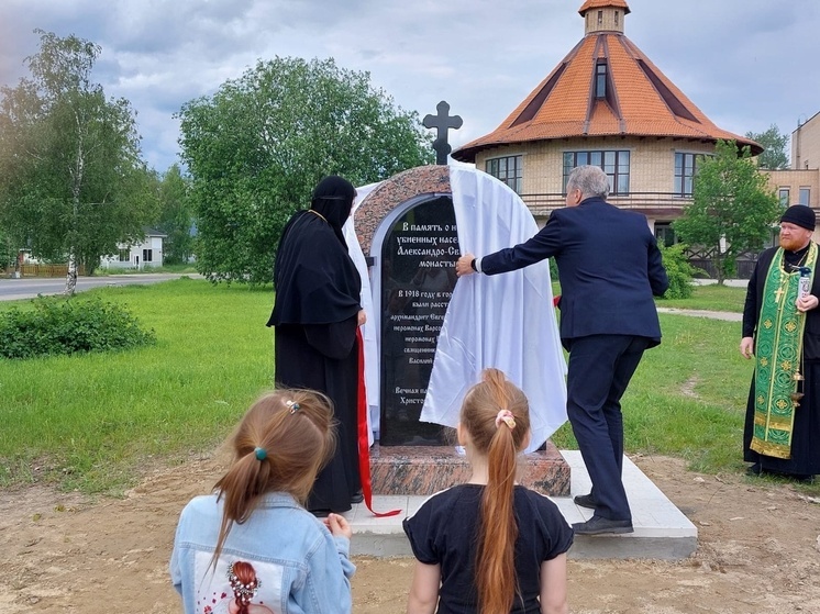 В Олонце открыли мемориал в память о погибших за Православие
