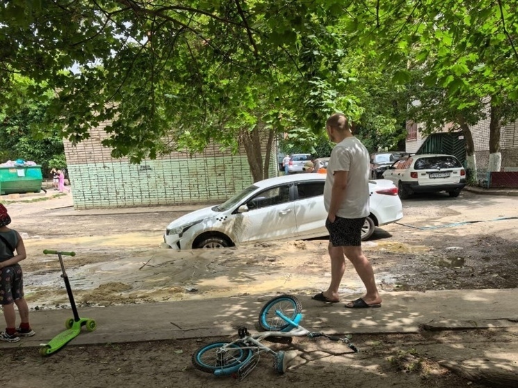 В городе Таганроге машина такси провалилась в дорожную яму