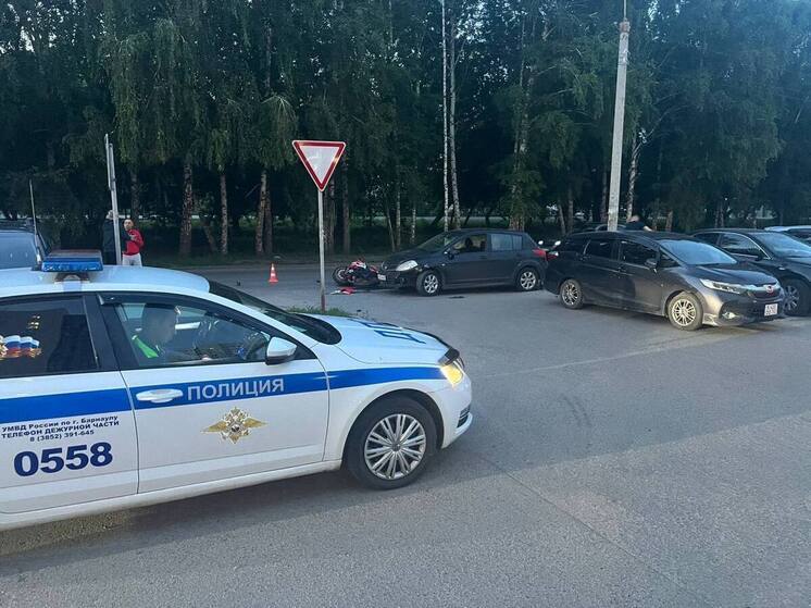 Мотоциклист попал в больницу после столкновения с легковушкой в Барнауле
