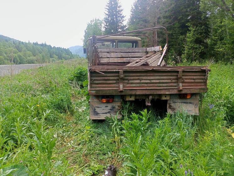 В Хакасии пассажир грузовика сломал ребра из-за пенсионера