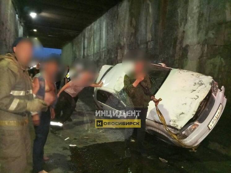 В Тогучине водитель Toyota врезался в стену тоннеля