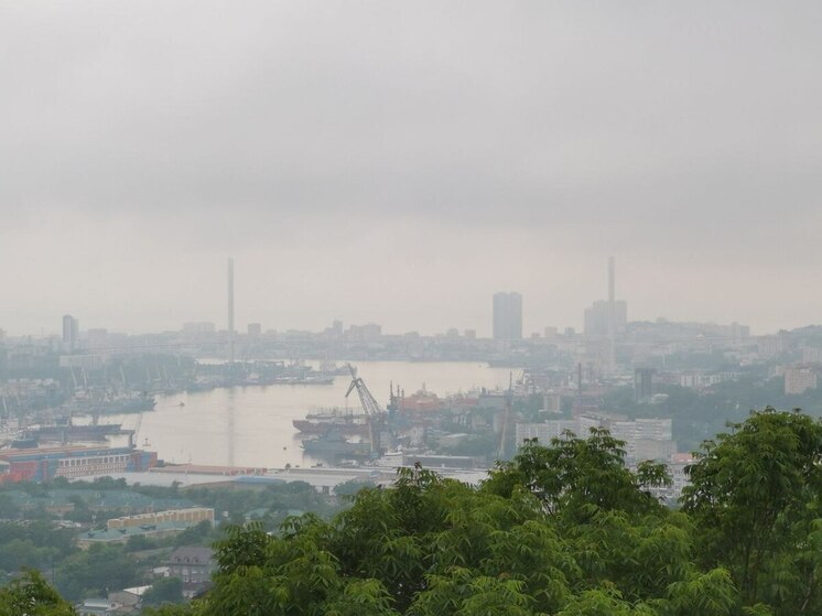 Яхта миллиардера Мордашова снова пришвартовалась в бухте Золотой Рог во Владивостоке