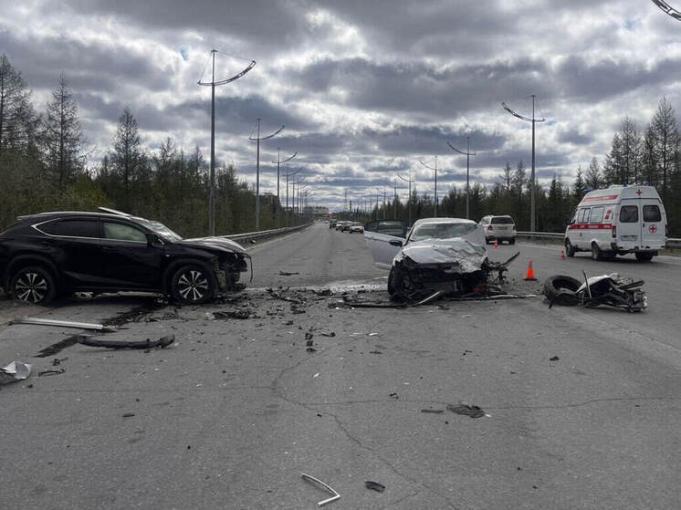 Двое пострадали в жестком столкновении Volkswagen и Lexus в Новом Уренгое